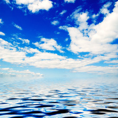 Fototapeta na wymiar Błękitne niebo, głęboki ocean
