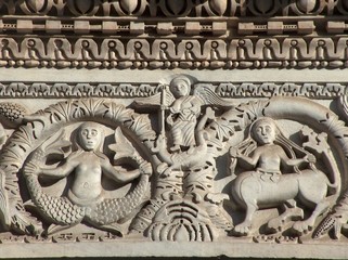 Lucca, San Michele, Portal, Fischweibchen und Kentaur