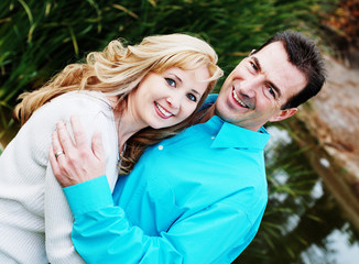 Fototapeta premium a happy couple smiling in green park environment