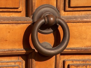 Türklopfer an gelber Tür