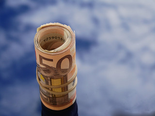 dinero por las nubes