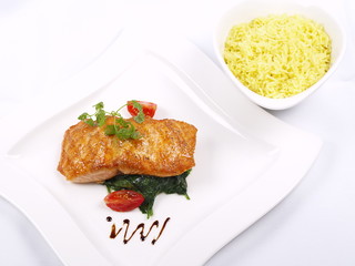 gegrilltes lachsfilet auf blattspinat