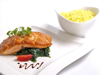 gegrilltes lachsfilet auf blattspinat