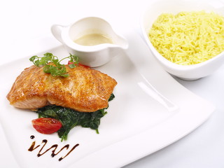 gegrilltes lachsfilet auf blattspinat