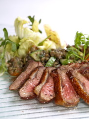 gebratene entenbrust an linsensalat