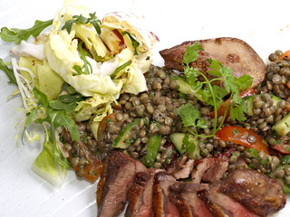 gebratene entenbrust an linsensalat