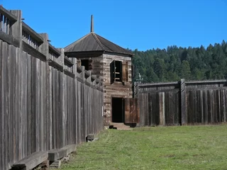 Lichtdoorlatende rolgordijnen zonder boren Vestingwerk Het oude Russische fort - Fort Ross, Californië.