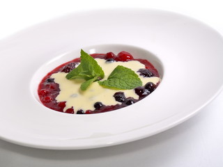 rote grütze mit vanille soße