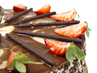 weißer und dunkler Schokoladenmousse Torte verziert mit frischen Erdbeerscheiben und...