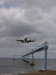 Fototapeta na wymiar Lądowanie na lotnisku w Arrecife - Lanzarote