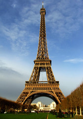 Fototapeta na wymiar Wieża Eiffla w świetle dziennym - Paris