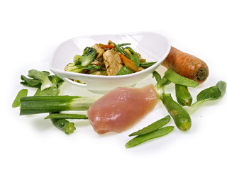 gebratenes hühnchen mit chinesischen gemüsen