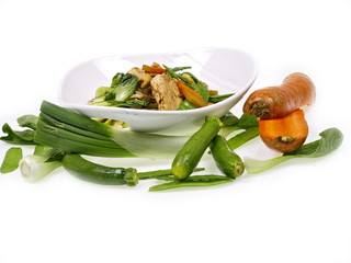 gebratenes hühnchen mit chinesischen gemüsen