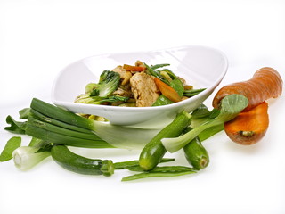 gebratenes hühnchen mit chinesischen gemüsen