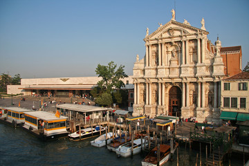 Fototapeta na wymiar Eglise Gare de Venise