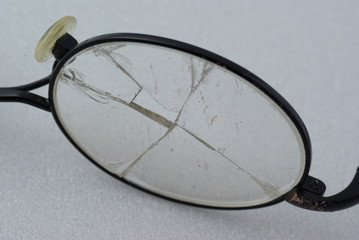 Terbrochenes Brillenglas