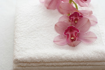 Obraz na płótnie Canvas Białe ręczniki z orchidei