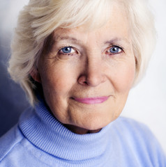 Seniorin mit blauem Pullover 