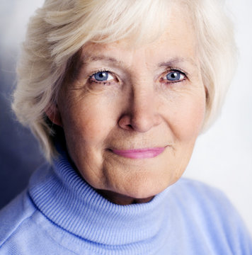 Seniorin mit blauem Pullover 