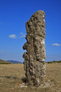 roussillon, causse de blandas : menhir