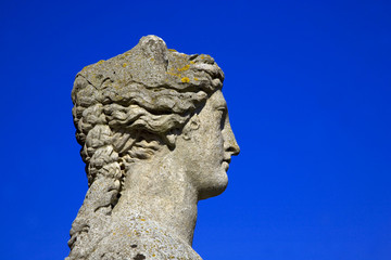 Obraz premium statue devant le chateau, face aux jardins, vaux le vicomte