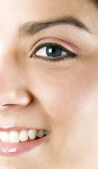 Naklejka premium Beautiful woman with a great smile and blue eyes