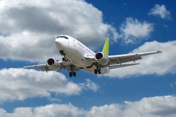 Fototapeta na wymiar Airliner latania w niebieskim i pochmurne niebo.