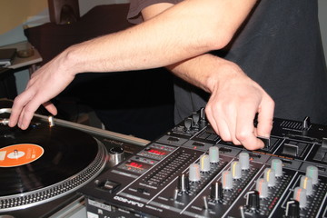 DJ am auflegen