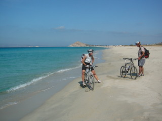 Fototapeta premium Cycliste et sportifs sur la plage de Naxos