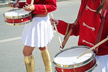 Fototapeta na wymiar Dwa perkusista dziewcząt na paradzie miasta.