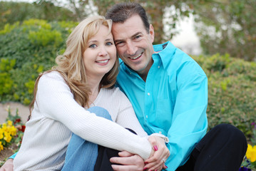 Obraz premium happy couple is smiling in green park environment
