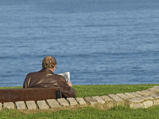 Hombre leyendo la prensa