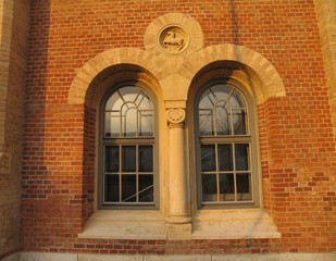 Fototapeta na wymiar Altes Bauwerk - Neue Fenster