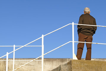 Hombre mirando el horizonte