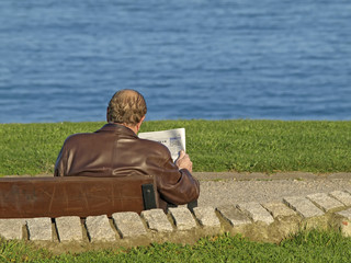 Hombre leyendo la prensa