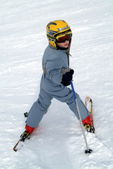 Fototapeta na wymiar enfant aux ski
