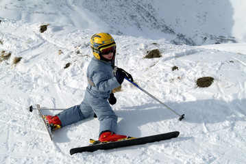 Fototapeta na wymiar enfant aux ski
