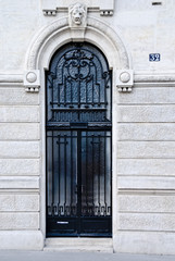 Porte d'un immeuble parisien.