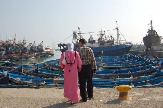 couple regardant le port