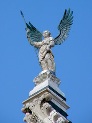 Obraz premium Guardian Angel on top of Siena Duomo
