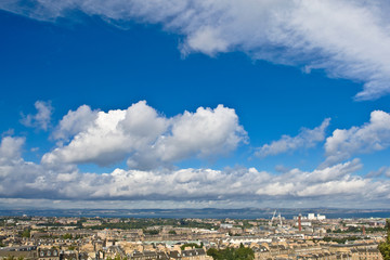 Obraz premium A view of Edinburgh under a cloudy sky from the Calton Hill