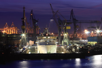 Fototapeta na wymiar Statek pasażerski w suchym doku w nocy