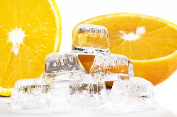 Foto op Plexiglas zes ijsblokjes gesmolten in water en schijfjes sinaasappel © Olena Vasylkova