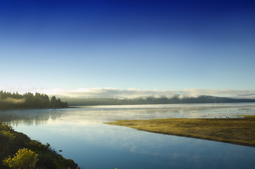 Fototapeta na wymiar Wcześnie rano mgły nad jeziorem Alamanor