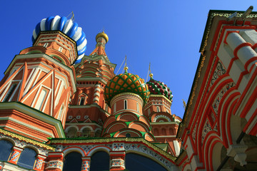 Fototapeta na wymiar Wielobarwne kopuły kościoła jasne bajki, Moskwa czerwonej cegły