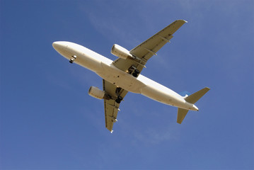 Fototapeta na wymiar Nowoczesny odrzutowiec pasażerski samolot startujący z błękitnego nieba