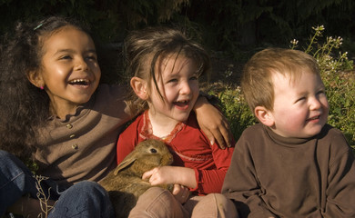 enfants et lapin