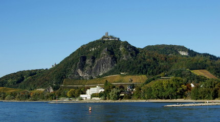 Fototapeta premium Siebengebirge bei Königswinter mit Drachenfels in der Mitte
