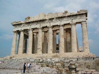 Obraz premium Parthénon d'Athènes de face avec ciel orageux