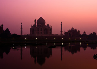 Fototapeta na wymiar Zachód słońca widok na Taj Mahal odzwierciedlenie w rzeki Jamuny